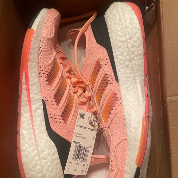 Adidas Ultraboost 22–size 8 women’s - Picture 2 of 3